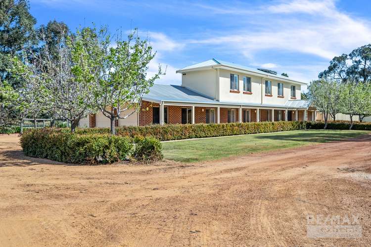 576 Neaves Road, Mariginiup WA 6078