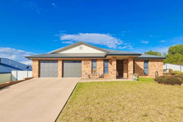 10 Settlers Place, Young NSW 2594