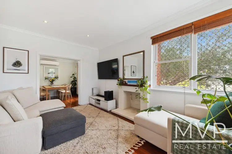 15 Antigonus Street