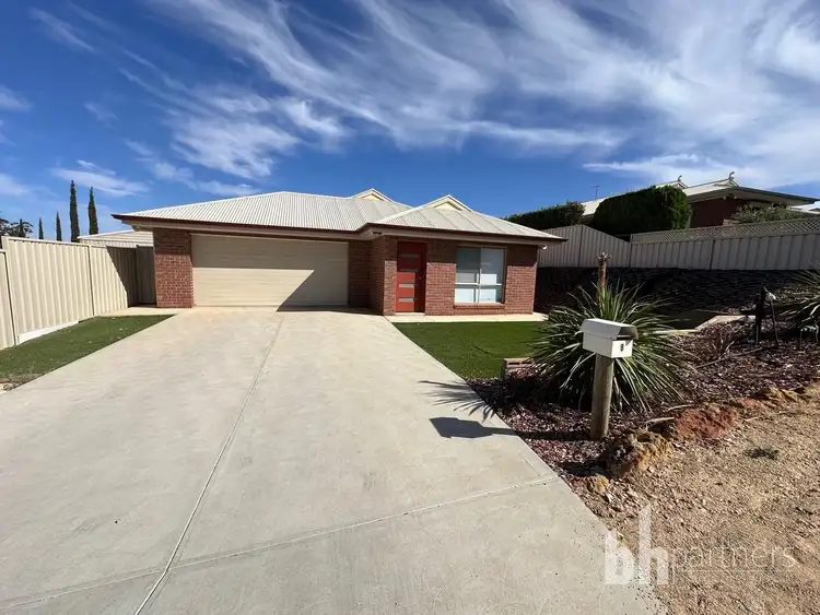 8 Huckstepp Court