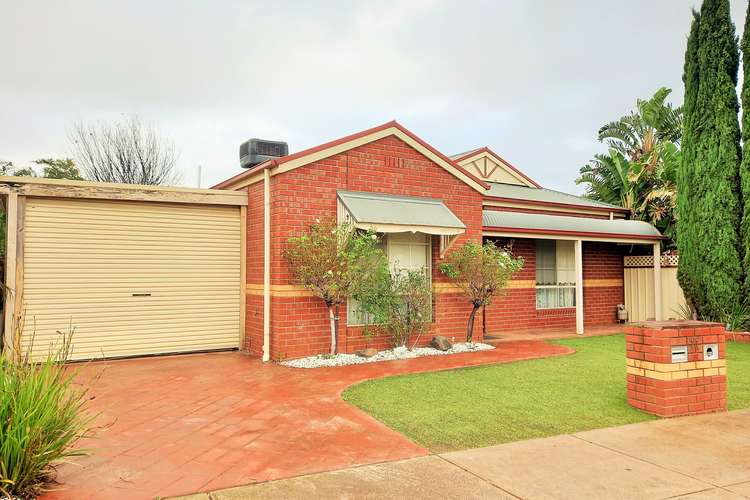 11 Clarendon Drive, Melton South VIC 3338