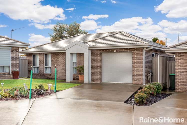 3/3 Womboin Crescent, Glenfield Park NSW 2650