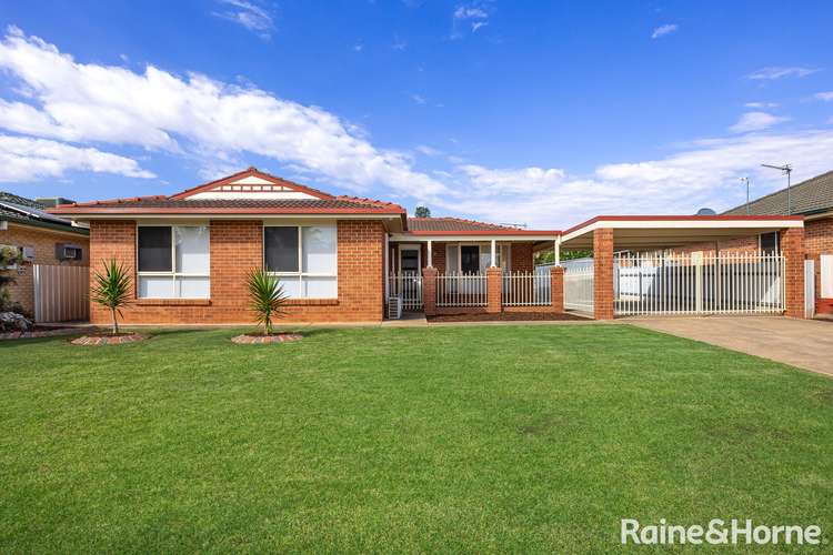 8 Bamarook Crescent, Glenfield Park NSW 2650