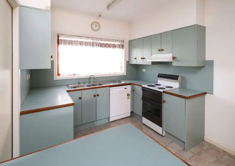 Fifth view of Homely house listing, 8 Whittaker Crescent, Red Cliffs VIC 3496