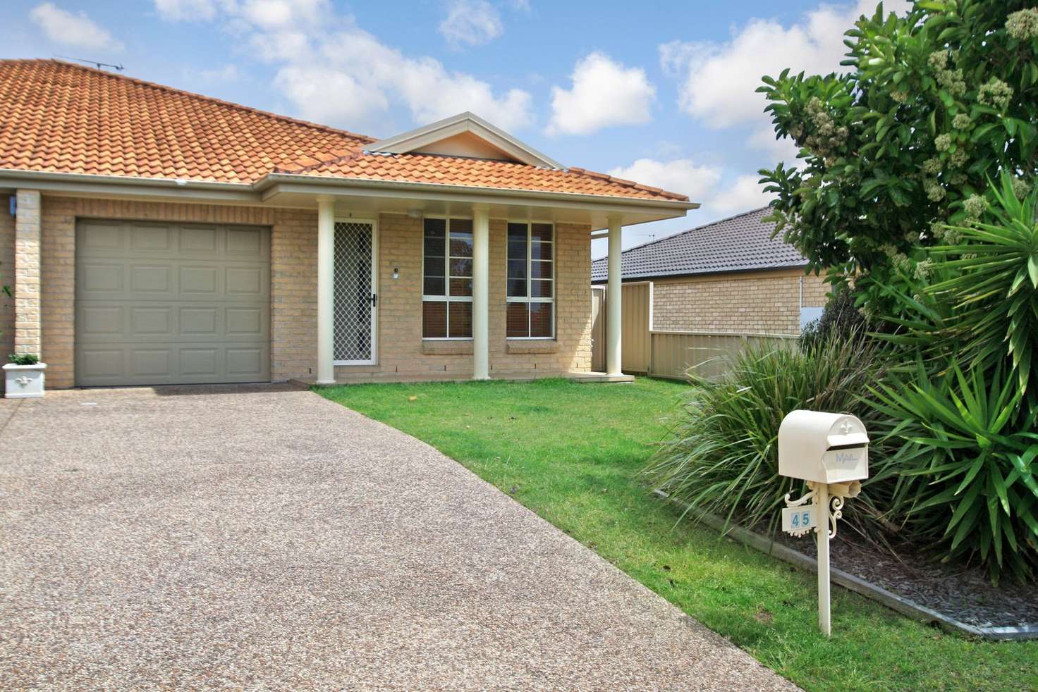 Main view of Homely unit listing, 2/45 Carnarvon Circuit, East Maitland NSW 2323
