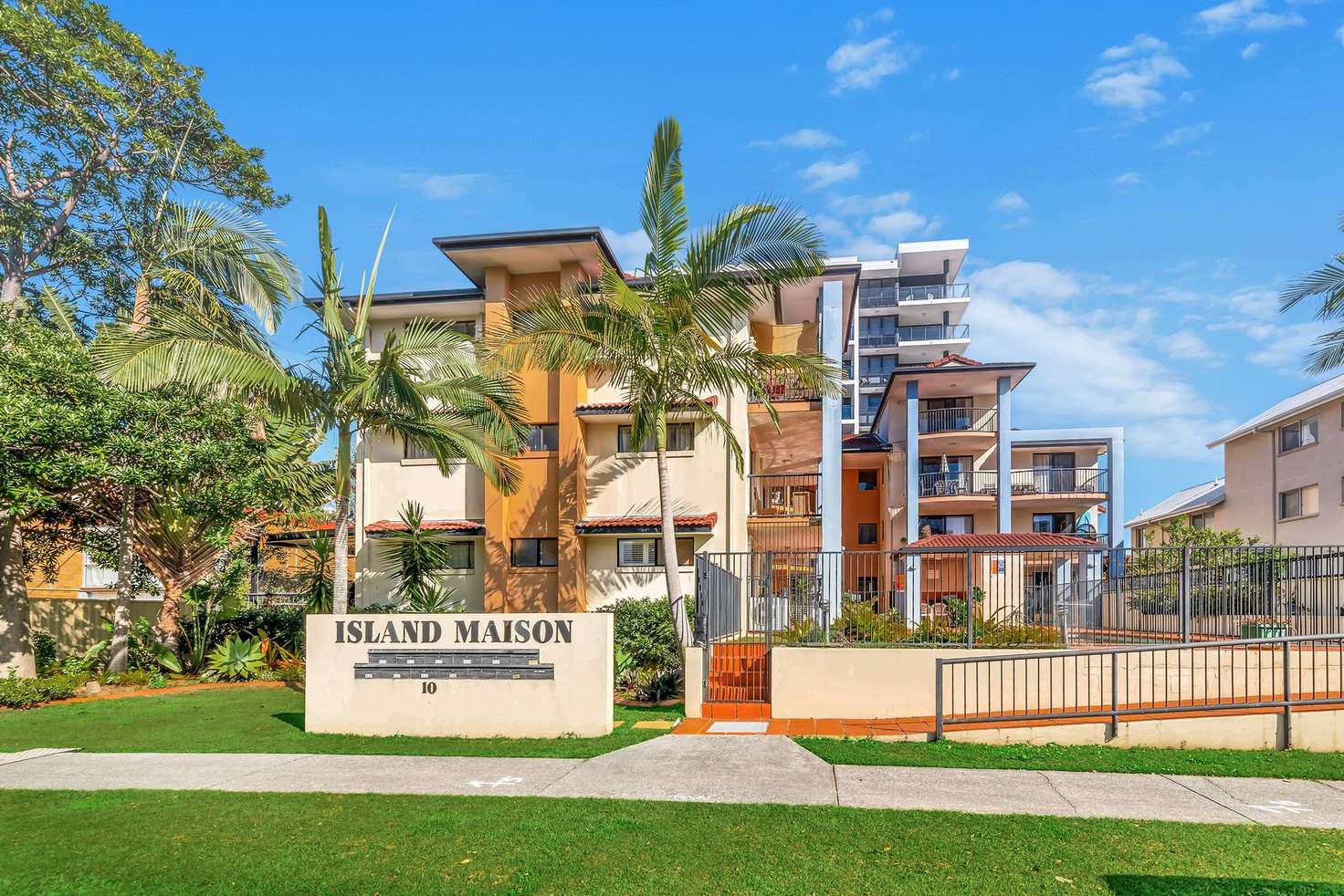 Main view of Homely unit listing, 2/10-12 Darrambal Street, Chevron Island QLD 4217
