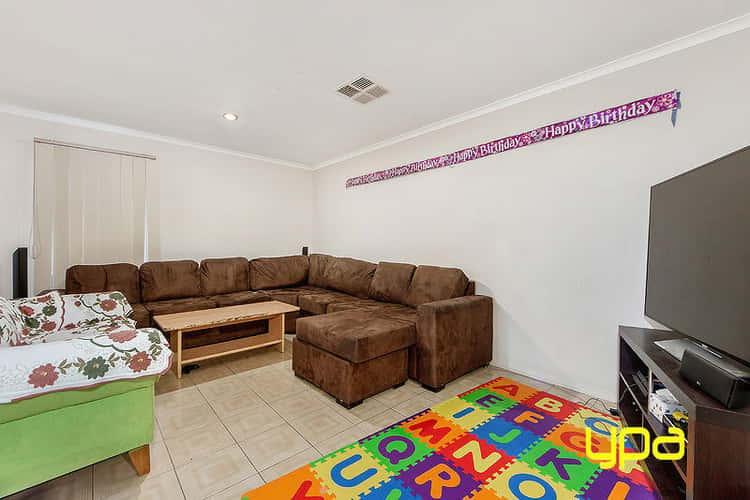Second view of Homely house listing, 7 Valencia Court, Kings Park VIC 3021