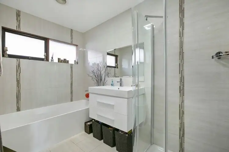 33 Taketa Crescent, Frankston VIC 3199