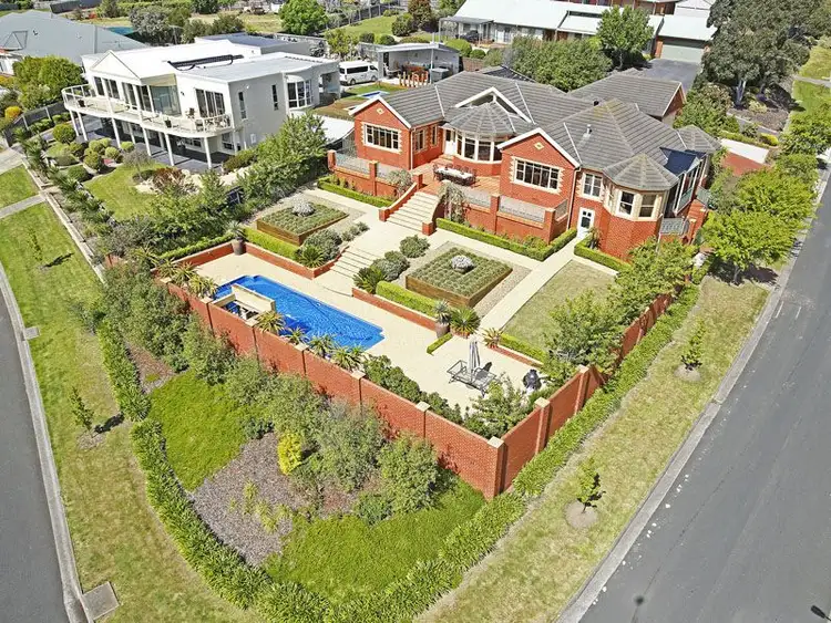 16 Trafalgar Square, Wandana Heights VIC 3216