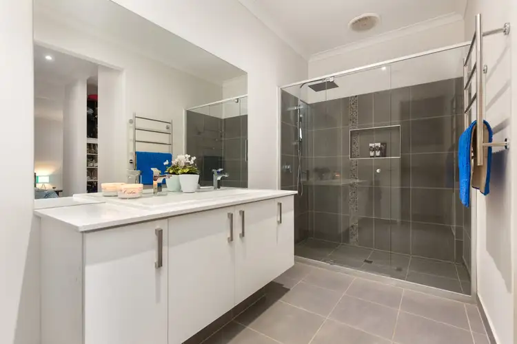 25 Ranfurlie Blvd, Cranbourne West VIC 3977