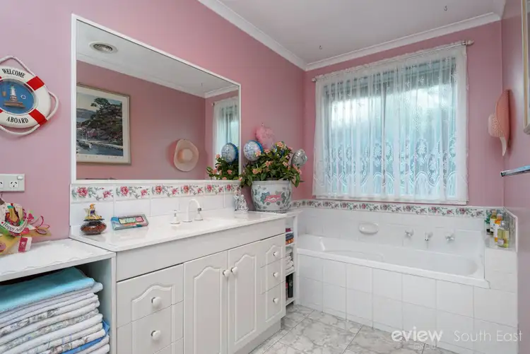 Fifth view of Homely house listing, 2 Loxford Court, Narre Warren South VIC 3805