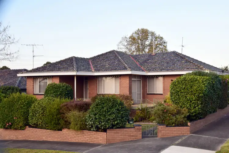 33 BRUMLEY STREET, Leongatha VIC 3953