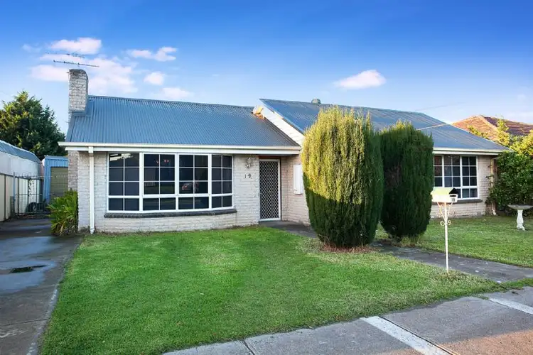 19 Ravenslea Crescent, Deer Park VIC 3023