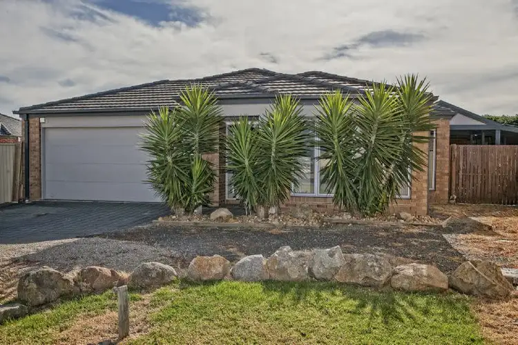 32 VIOLA AVENUE, Pakenham VIC 3810