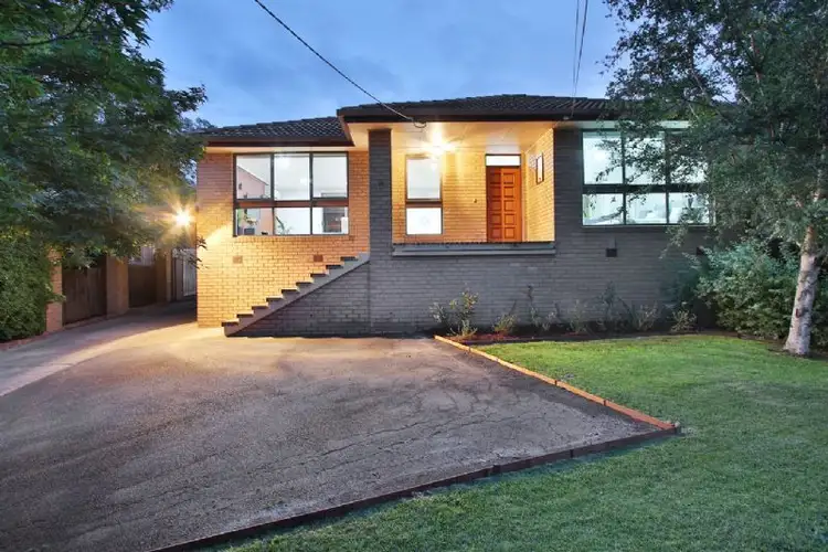18 Bimbadeen Drive, Mooroolbark VIC 3138