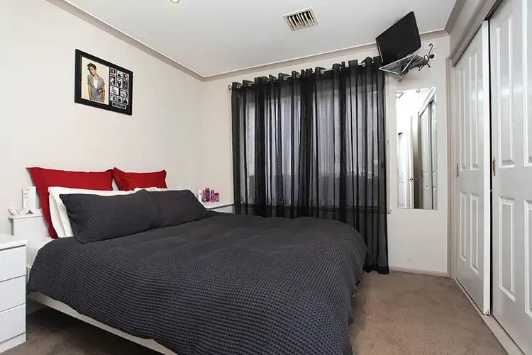 Sixth view of Homely house listing, 19 Kiparra Close, St Albans VIC 3021