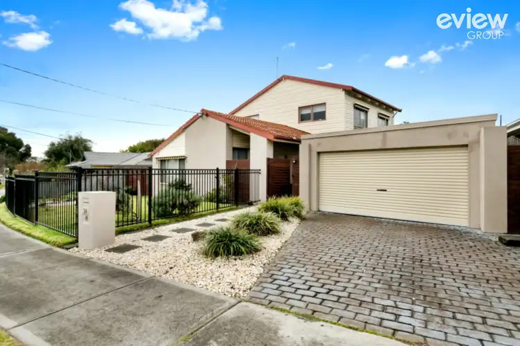 24 Oaklands Crescent