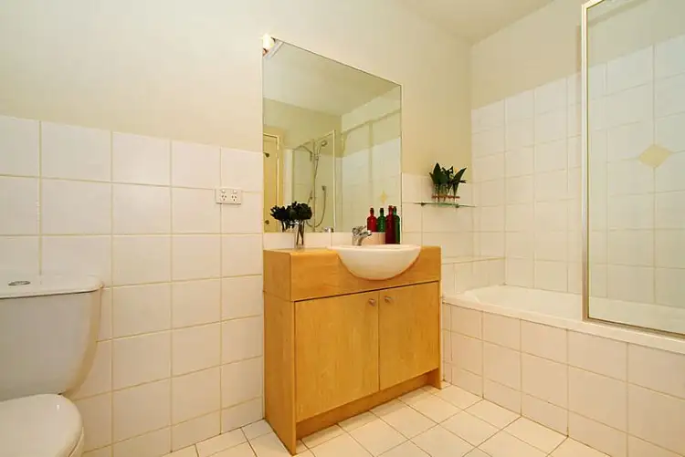 Fifth view of Homely apartment listing, 15/2 North Avenue, Strathmore VIC 3041