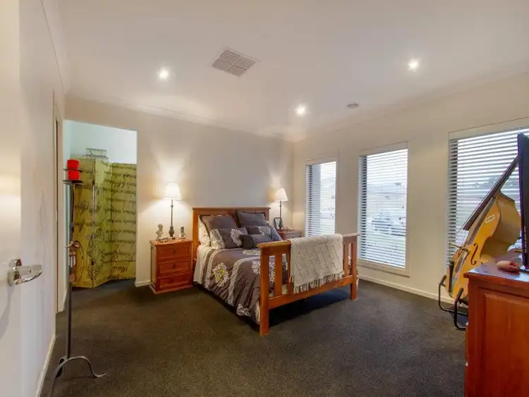 Second view of Homely house listing, 6 Bonacci Place, Langwarrin VIC 3910