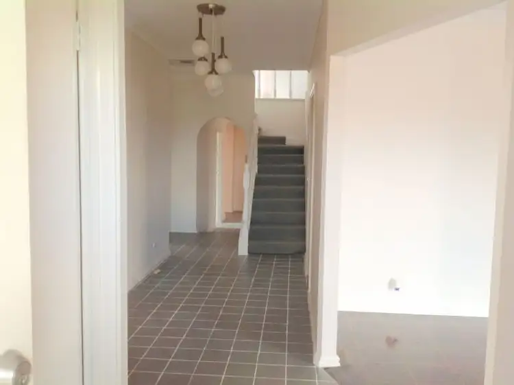 Fifth view of Homely house listing, 32 Kiparra Close, St Albans VIC 3021