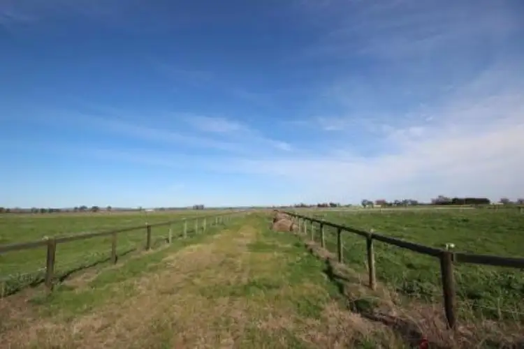 400 SIMPSON ROAD, Iona VIC 3815