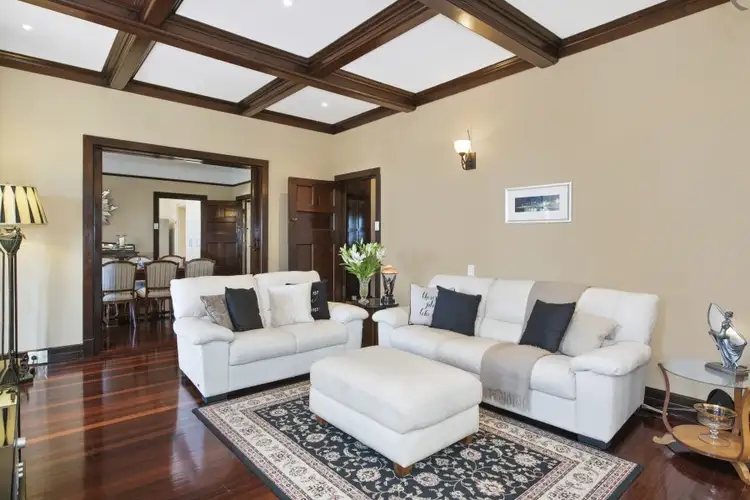 33 Henzell Terrace, Greenslopes QLD 4120