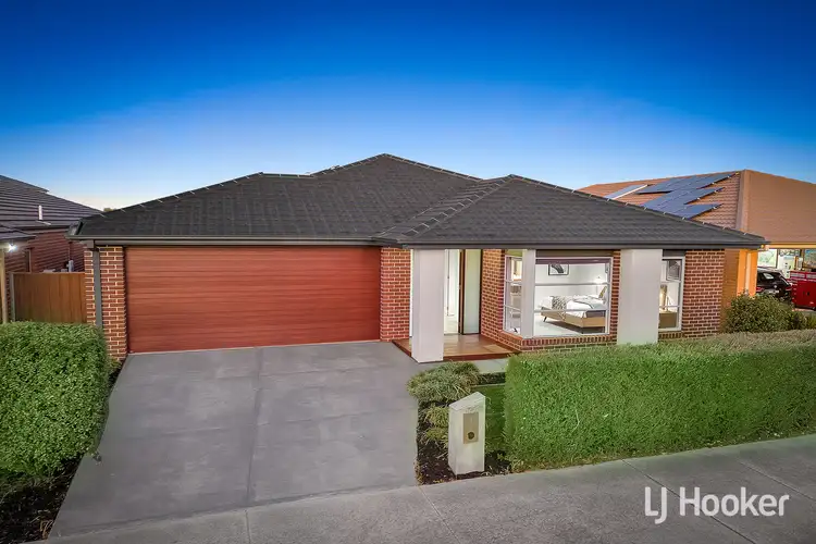 124 Wheelers Park Drive, Cranbourne North VIC 3977