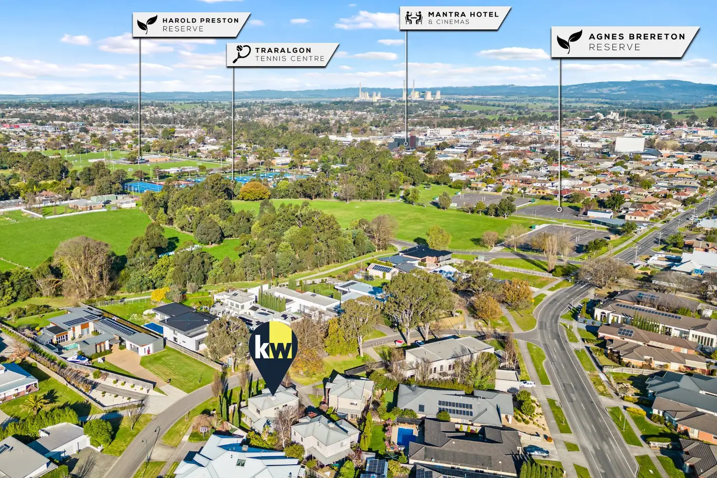 Main view of Homely townhouse listing, 2/2 Hedges Avenue, Traralgon VIC 3844