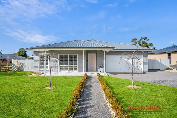 22 Desmond Crescent, Romsey VIC 3434