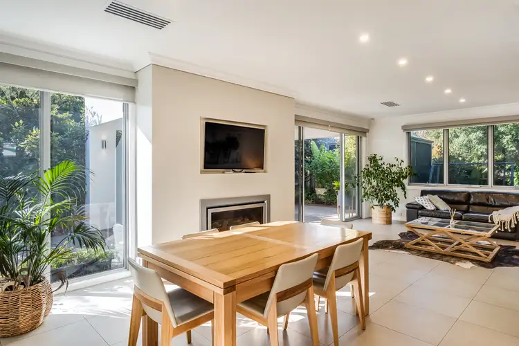 6 Buttrose Street