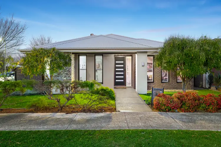16 Chagall Parade, Clyde North VIC 3978