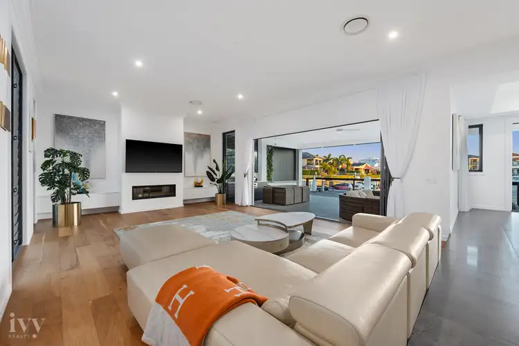 2 Queen Guineveres Place, Sovereign Islands QLD 4216