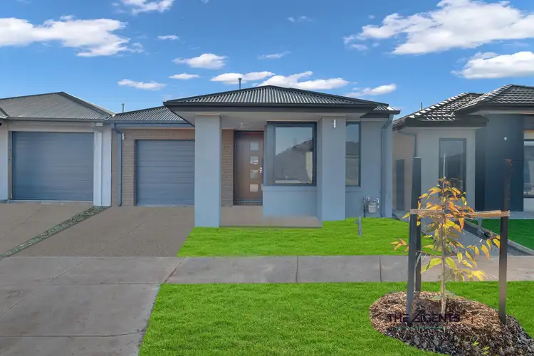 15 MacLaren Drive, Melton South VIC 3338