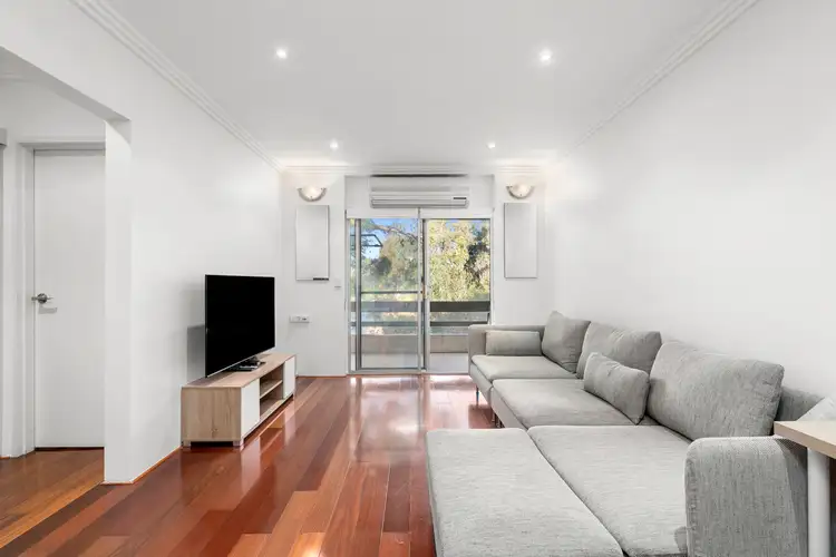 9/2 Finch Avenue