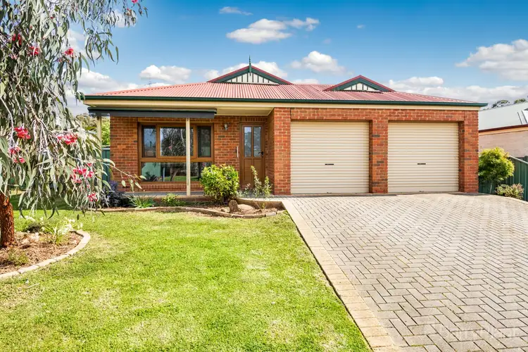 8 Emma Place, Quarry Hill VIC 3550