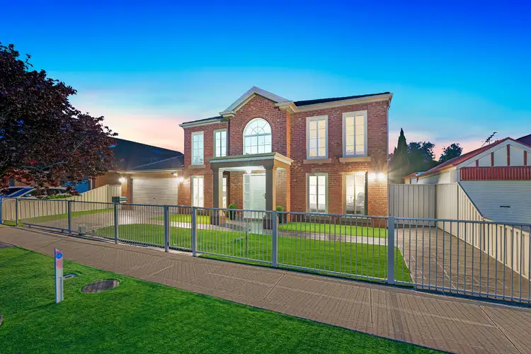 10 Swanhurst Green, Caroline Springs VIC 3023