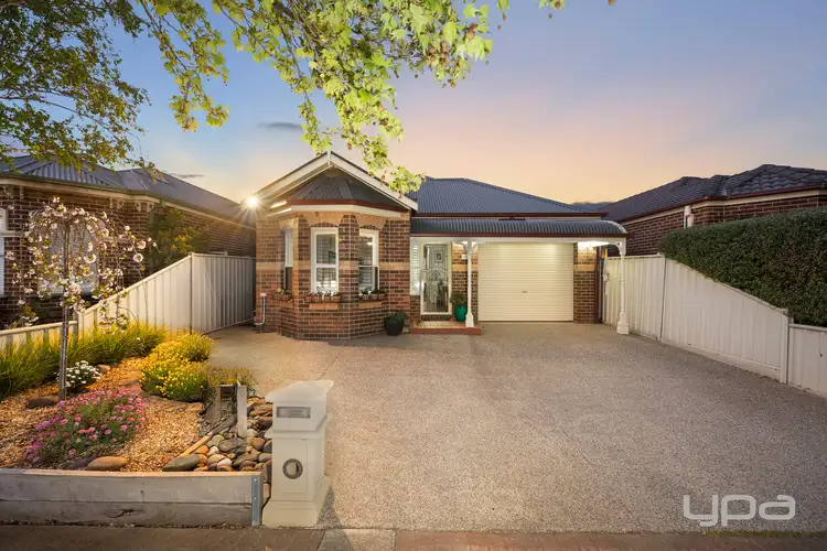12 Golders Green Walk, Caroline Springs VIC 3023
