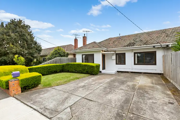 16 Fowler Crescent, Newport VIC 3015