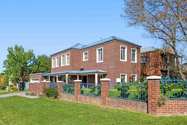 2 Garden Court, Lake Gardens VIC 3355