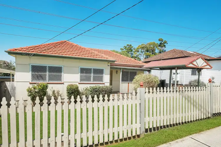 11 Beale Crescent, Peakhurst NSW 2210