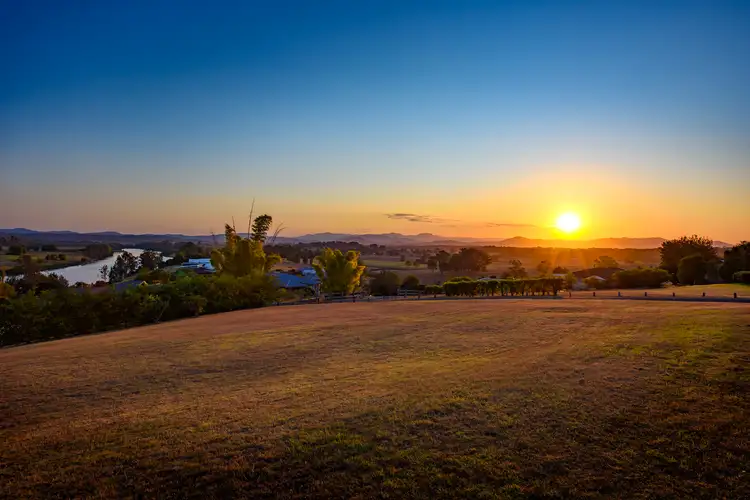 15 Caerlon Place, Greenhill NSW 2440