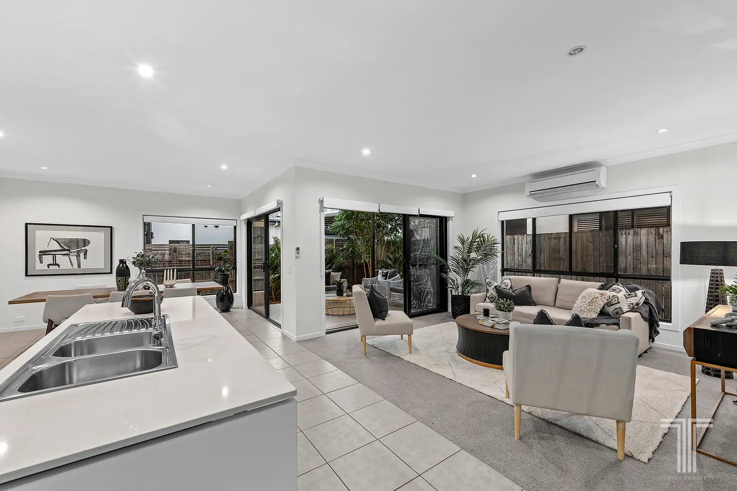 Main view of Homely townhouse listing, 15/16-28 Surbiton Court, Carindale QLD 4152