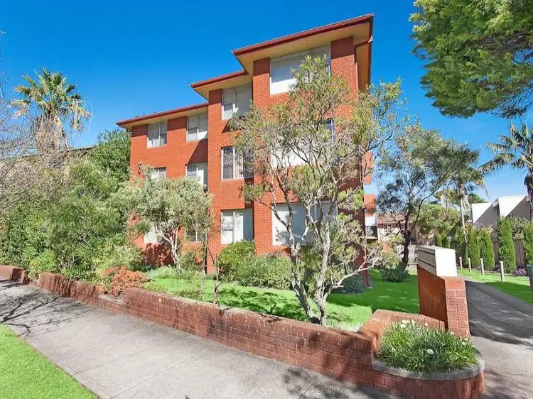 2/8 Gillies Street
