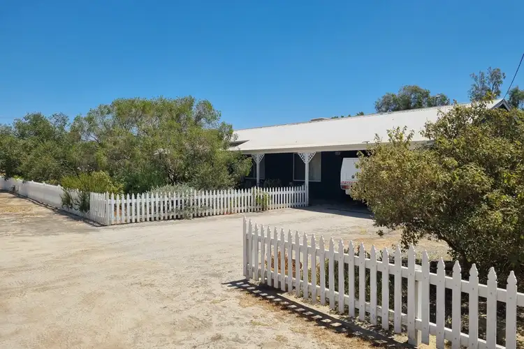 10 Shenton Street, Mingenew WA 6522