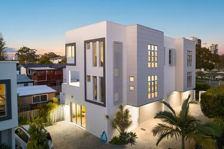 1/10 Middle Street, Labrador QLD 4215