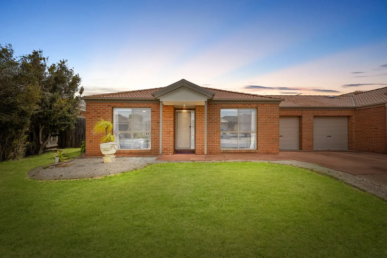 Main view of Homely unit listing, 2/27 Brindalee Way, Hillside VIC 3037