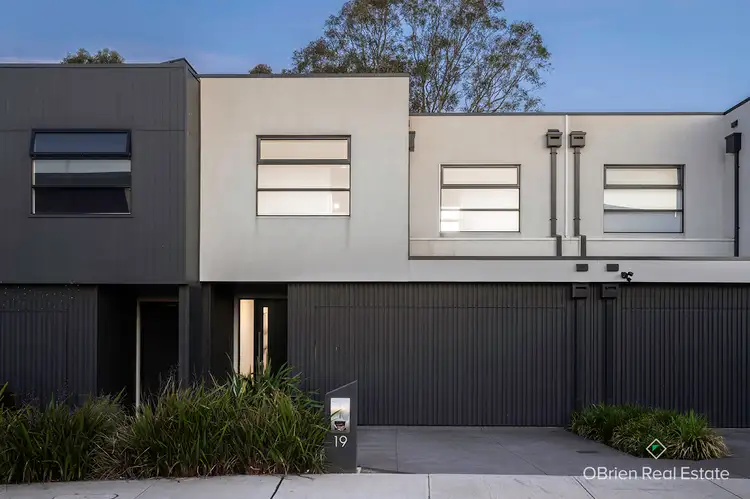 19 Savoy Grove, Cranbourne North VIC 3977