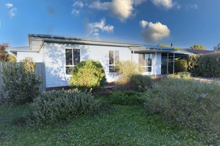 18 Hawkesbury Crescent