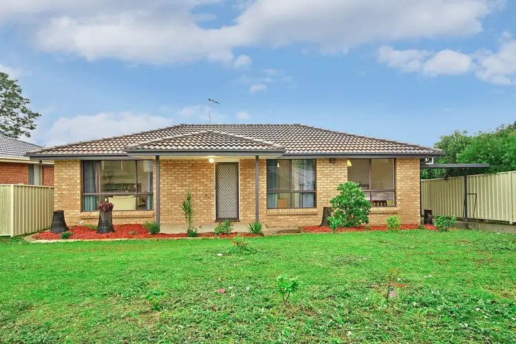 5 Larapinta Crescent, St Helens Park NSW 2560