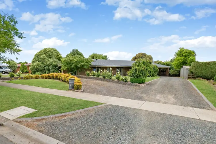 27 Jinker Way, Romsey VIC 3434